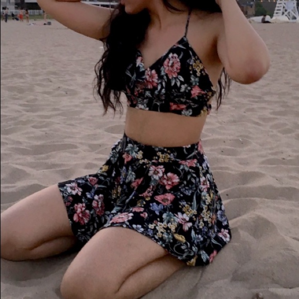 2 piece black flower set